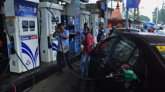 On Thursday, one litre of petrol was priced at <span class='webrupee'>₹</span>110.75, while a litre of diesel was available at <span class='webrupee'>₹</span>101.40 in Mumbai. (HT PHOTO)