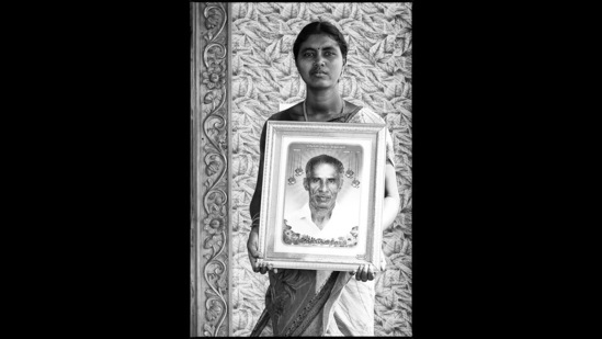 Vasanthi with an image of her late father. As the marginalised Indian farmer’s indebtedness and vulnerability to the vagaries of the monsoon are exacerbated by a growing climate crisis, Jodha says he wants to break fresh ground on the issue.(Photo: Vijay S Jodha)