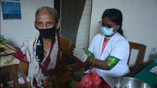 A senior citizen being vaccinated against Covid-19 at CR Wadia Hospital vaccination centre, in Thane, Mumbai. (HT Photo)