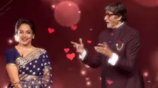 Hema Malini and Amitabh Bachchan on sets of Kaun Banega Crorepati.&nbsp;