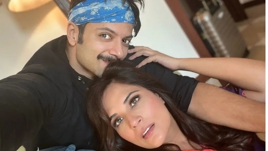 Ali Fazal and Richa Chadha have moved in together. They live with their cat and contribute equally in household chores.&nbsp;