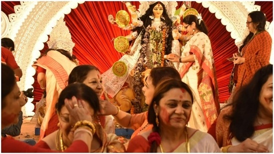 Women are seen enjoying as they bid adieu to goddess Durga for this year.(HT Photos/ Varinder Chawla)