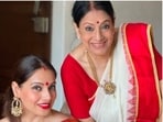 Bipasha Basu looked drop-dead gorgeous as she posed with her mother Mamta Basu on Vijayadashami.(Instagram/@bipashabasu)