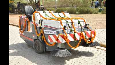 Hi-tech Italian machine Dulevo is being used in cleaning parks, community toilets and other open areas in Prayagraj. (ht photo) Hi-tech Italian machine Dulevo is being used in cleaning parks, community toilets and other open areas in Prayagraj. (ht photo)