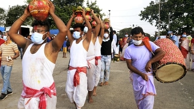 Devotees perform rituals during the immersion at the banks of the Ganga river on the occasion of Vijayadashami, in Kolkata. (ANI) Devotees perform rituals during the immersion at the banks of the Ganga river on the occasion of Vijayadashami, in Kolkata. (ANI)