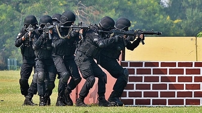 NSG commandos re-enact counterterrorism operations at the 37th Raising Day, in Gurugram on Saturday. (Parveen Kumar/HT) NSG commandos re-enact counterterrorism operations at the 37th Raising Day, in Gurugram on Saturday. (Parveen Kumar/HT)