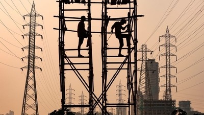 Labourers work next to electricity pylons in Mumbai, India.&nbsp; (REUTERS/Francis Mascarenhas)