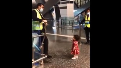 The image shows the girl talking at an airport security guard. (Twitter/@KaptanHindostan)