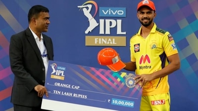 CSK batsman Ruturaj Gaikwad receives the prize for scoring most runs in IPL 2021 (iplt20.com)