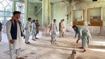 Afghan men inspect the damages inside a Shiite mosque in Kandahar&nbsp; (File Photo / AFP)