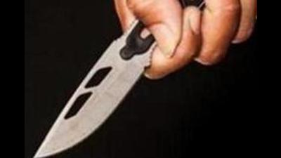 Kalyan GRP arrest two hawkers while a third accused is absconding after they attack another with knife over a quarrel about selling tobacco on train. (HT FILE)