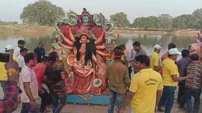 Durga idol being taken for immersion in the pond at Andawa in Prayagraj on Friday. (HT Photo)