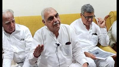 Former chief minister Bhupinder Singh Hooda said farmers were being harassed on various counts by the Haryana government. (HT photo)
