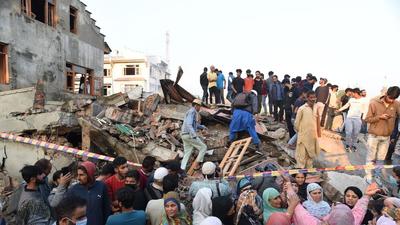 People inspect the damaged house during an encounter, where militants were holed up at Pampore of Pulwama on Saturday. (Waseem Andrabi/HT) People inspect the damaged house during an encounter, where militants were holed up at Pampore of Pulwama on Saturday. (Waseem Andrabi/HT)