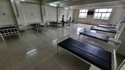 Vacant beds, like this one at Global Hospital, Thane, are a common sight in Thane district as the number of patients visiting Covid care centres is less. (PRAFUL GANGURDE/HT PHOTO) Vacant beds, like this one at Global Hospital, Thane, are a common sight in Thane district as the number of patients visiting Covid care centres is less. (PRAFUL GANGURDE/HT PHOTO)