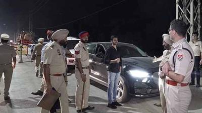 Traffic police issuing warning to a resident,who was found driving a vehicle without a high-security number plate, in Ludhiana on Saturday. (HT Photo) Traffic police issuing warning to a resident,who was found driving a vehicle without a high-security number plate, in Ludhiana on Saturday. (HT Photo)