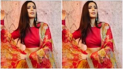 Katrina teamed the lehenga with a silk dupatta of the same print. The dupatta is embroidered in golden zari at the sides. (Instagram/@katrinakaif) Katrina teamed the lehenga with a silk dupatta of the same print. The dupatta is embroidered in golden zari at the sides. (Instagram/@katrinakaif)
