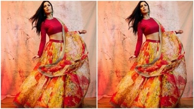 She also reminded her fans about the release of her upcoming film Sooryavanshi. “May this day be an auspicious and happy beginning for all, and for us as we begin our Sooryavanshi journey,” Katrina wrote in the caption. (Instagram/@sabyasachiofficial) She also reminded her fans about the release of her upcoming film Sooryavanshi. “May this day be an auspicious and happy beginning for all, and for us as we begin our Sooryavanshi journey,” Katrina wrote in the caption. (Instagram/@sabyasachiofficial)