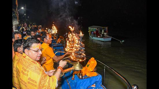 Uttarakhand CM Pushkar Singh Dhami offers ‘aarti’ on the banks of Ganga river in Ayodhya, on Saturday. (PTI) Uttarakhand CM Pushkar Singh Dhami offers ‘aarti’ on the banks of Ganga river in Ayodhya, on Saturday. (PTI)