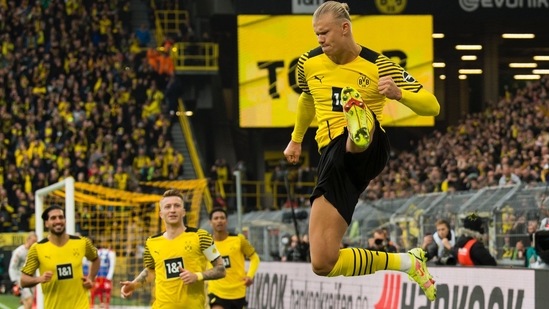Haaland scores twice on return to send Dortmund top of the Bundesliga(TWITTER/BVB)