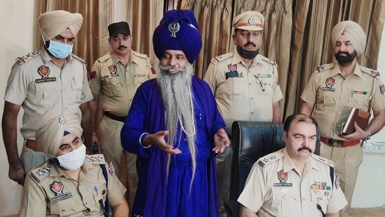 Nihang Baba Narain Singh, who has surrendered in connection with the Singhu border murder case, being presented during a press conference by senior suprintendent of police Rakesh Kaushal in Amritsar on Saturday.&nbsp;(Photo by Sameer Sehgal Hindustan Times)