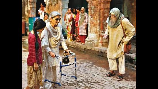 Farrukh Jaffar and Amitabh Bachchan in a scene from Gulabo Sitabo. (Sourced)