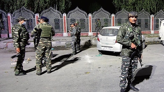 Security personnel at the site of attack in Srinagar. (Waseem Andrabi/HT) Security personnel at the site of attack in Srinagar. (Waseem Andrabi/HT)