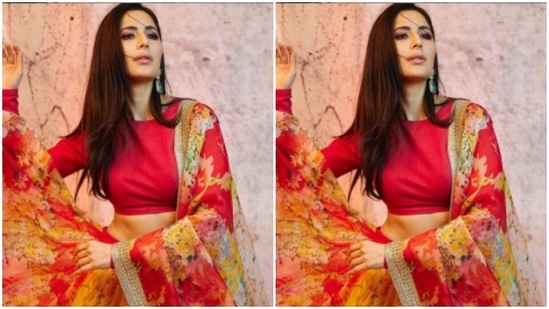 Katrina teamed the lehenga with a silk dupatta of the same print. The dupatta is embroidered in golden zari at the sides.(Instagram/@katrinakaif)