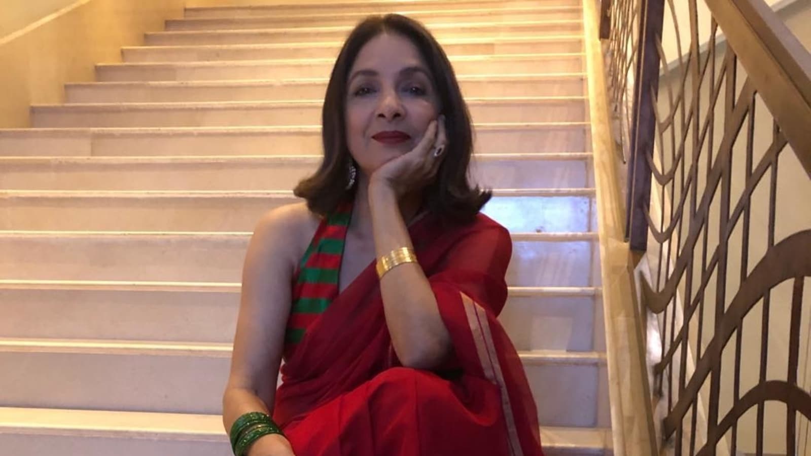 Read more about the article Neena Gupta gives it back to those mocking her: Khabardar Hindi-medium bola toh | Bollywood
