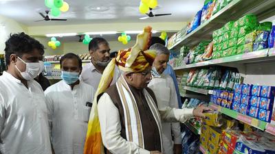 Khattar inaugurated the first Har Hith grocery store in Farrukhnagar and also became the first customer to buy goods from such a store. (Parveen Kumar/HT Photo) Khattar inaugurated the first Har Hith grocery store in Farrukhnagar and also became the first customer to buy goods from such a store. (Parveen Kumar/HT Photo)