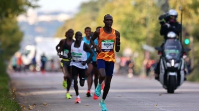 Kenya's Elisha Rotich (in frame), Ethiopian Memuye win Paris Marathon (TWITTER)