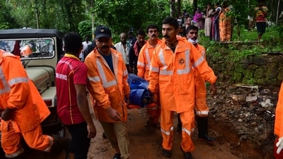 Heavy rains in Kerala: NDRF personnel shifting some of the bodies recovered in the Kottayam district. (HT PHOTO) Heavy rains in Kerala: NDRF personnel shifting some of the bodies recovered in the Kottayam district. (HT PHOTO)