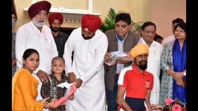 Punjab chief minister Charanjit Singh Channi handing over kits to children of Covid victims in Hoshiarpur on Sunday. (Harpreet Kaur/HT) Punjab chief minister Charanjit Singh Channi handing over kits to children of Covid victims in Hoshiarpur on Sunday. (Harpreet Kaur/HT)
