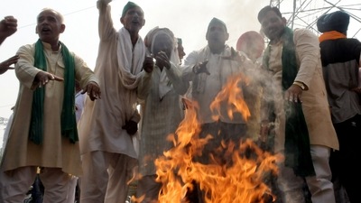 A day before the rail roko, Samyukta Kisan Morcha farmers protested against the Lakhimpur Kheri violence at Gazipur Border on Saturday. (ANI photo)