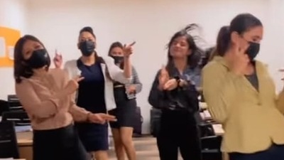 SpiceJet grooves to 'Stay' along with her pals. (Instagram/@yamtha.uma)