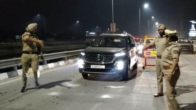 Ludhiana traffic police issuing challans to vehicles without high security number plates. (HT Photo)