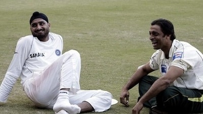 'With Mr. I know it all. When you have 400 plus test wickets, you know more': Harbhajan Singh, Shoaib Akhtar indulge in funny banter (TWITTER)