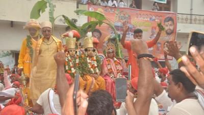 A large number of young devotees took selfies, while others captured the moments into their cameras (HT photo)