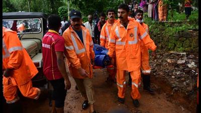 NDRF personnel shifting some of the bodies recovered in Kerala’s Kottayam district. (HT PHOTO.) NDRF personnel shifting some of the bodies recovered in Kerala’s Kottayam district. (HT PHOTO.)