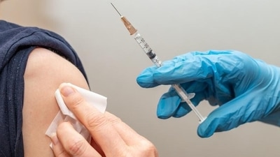 The degree of protection people acquire from the COVID vaccine will decline over time (Wytrazek/Zoonar/picture alliance) The degree of protection people acquire from the COVID vaccine will decline over time (Wytrazek/Zoonar/picture alliance)
