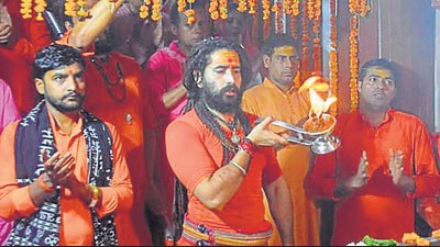 Swami Balbeer Giri performing aarti at Bade Hanuman temple in Prayagraj. (HT Photo) Swami Balbeer Giri performing aarti at Bade Hanuman temple in Prayagraj. (HT Photo)