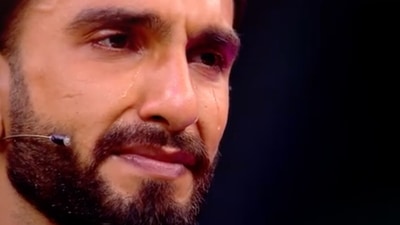 Ranveer Singh cried on stage. Ranveer Singh cried on stage.