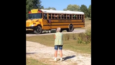 The gesture of schoolchildren towards this elderly woman will win your heart, Screengrab The gesture of schoolchildren towards this elderly woman will win your heart, Screengrab