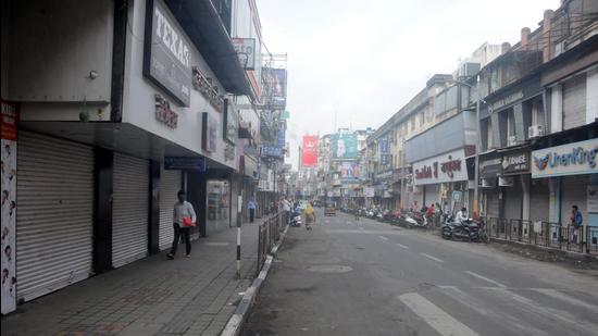 A deserted Laxmi road during Maharashtra bandh in Pune, on October 11. It is not in public interest to stage protests, bandhs by political parties and force shops to shut down shutters amid losses during Covid, say readers. (HT PHOTO)