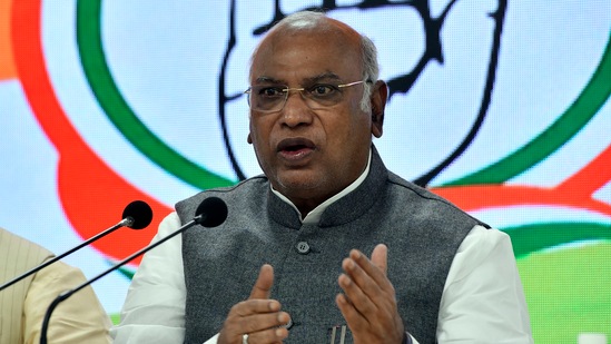 Mallikarjun Kharge criticised the Centre for the “grim” situation in Jammu and Kashmir.(HT File Photo)