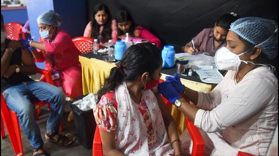 A reasonable 17% (1,44,876 doses) of the state’s 854,979 Covid-19 shots between October 11 and 15 were administered at puja pandals. The Bihar health department had tasked district magistrates and civil surgeons to set up special vaccination camps at major puja pandals in their respective districts. (HT PHOTO.) A reasonable 17% (1,44,876 doses) of the state’s 854,979 Covid-19 shots between October 11 and 15 were administered at puja pandals. The Bihar health department had tasked district magistrates and civil surgeons to set up special vaccination camps at major puja pandals in their respective districts. (HT PHOTO.)