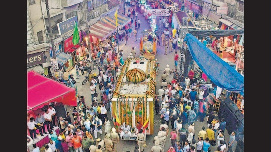 Devotees take part in a shobha yatra on the occasion of Valmiki Jayanti in Ludhiana on Sunday. Due to traffic jams on roads leading to prominent spots in the city, commuters had a tough time. (Harsimar Pal Singh// HT)