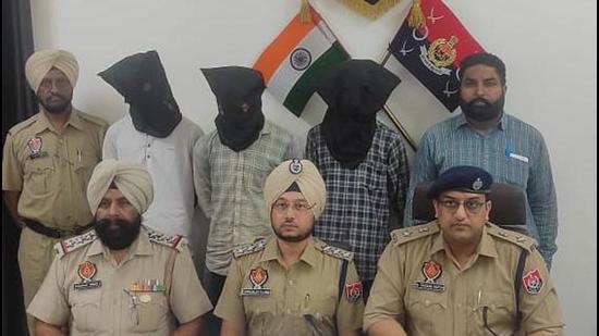 The police claimed to have solved the murder case of sanitation worker with the arrest of three accused. According to the Ludhiana police, the accused killed him following a petty issue of asking for a passage to cross. (HT Photo)