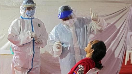 As of Saturday, rural Pune accounted for 57% of the total 2,468 active Covid cases reported in the district with Manchar village in Ambegaon reporting the highest number of active cases (80); followed by Wagholi in Haveli (71); Otur in Junnar (44); Awsari Khurd in Ambegaon (43); and Mandavgan Farata in Shirur (38). (HT PHOTO)