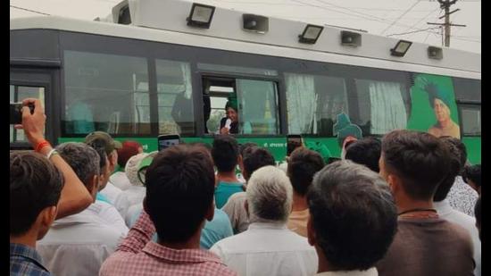 Former Haryana chief minister OP Chautala starting campaigning for son Abhay Chautala who is the INLD candidate from Ellenabad. (HT photo)